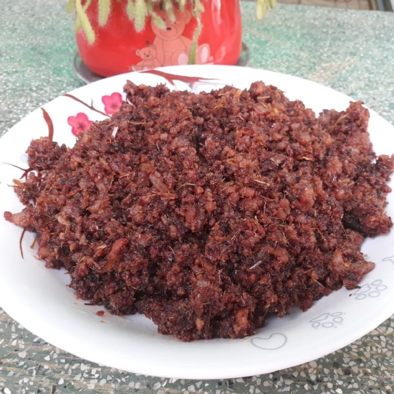 Thịt chưng mắm ruốc đã hoàn thành, bày trí đẹp mắt trên đĩa, sẵn sàng thưởng thức cùng cơm nóng