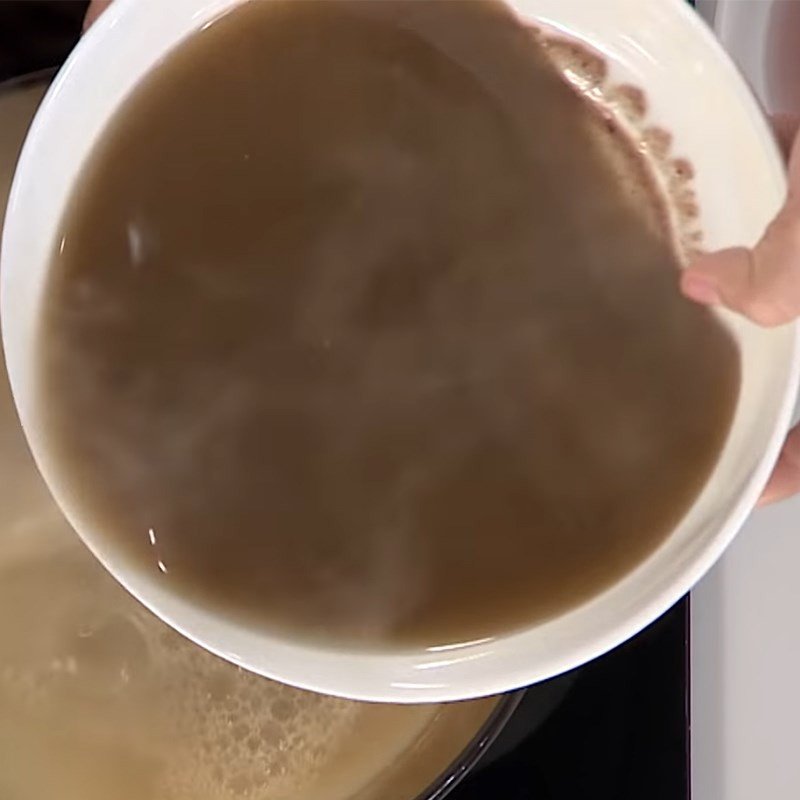 Thịt cua xay được lọc lấy nước, tạo phần riêu cua tự nhiên