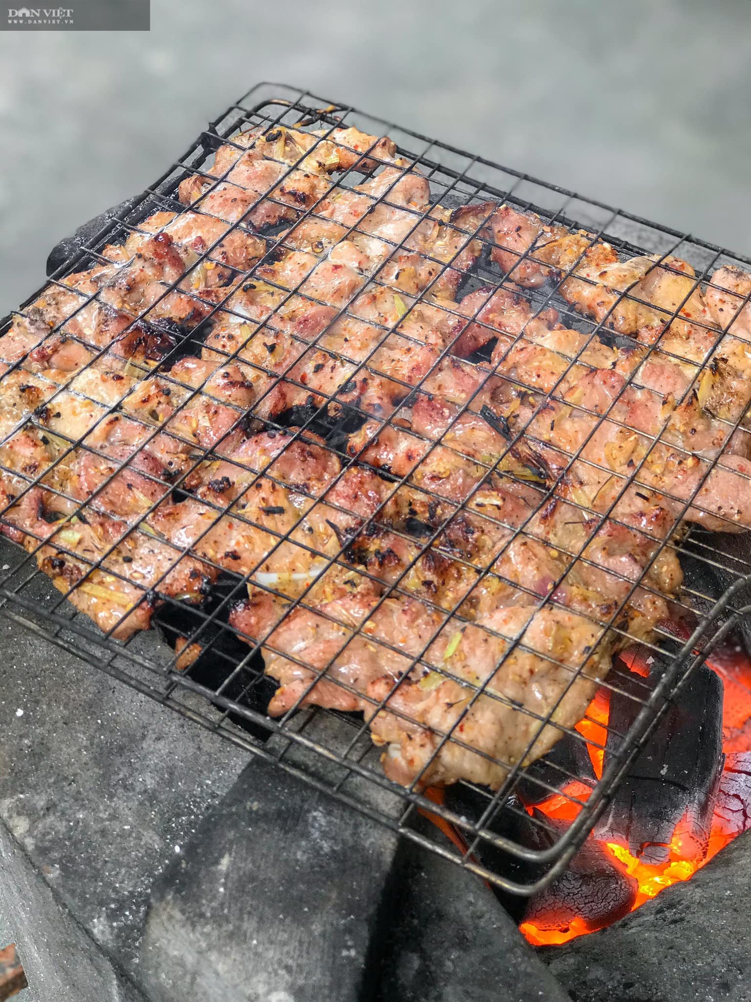 Thịt đang được ướp thấm gia vị trong một chiếc bát