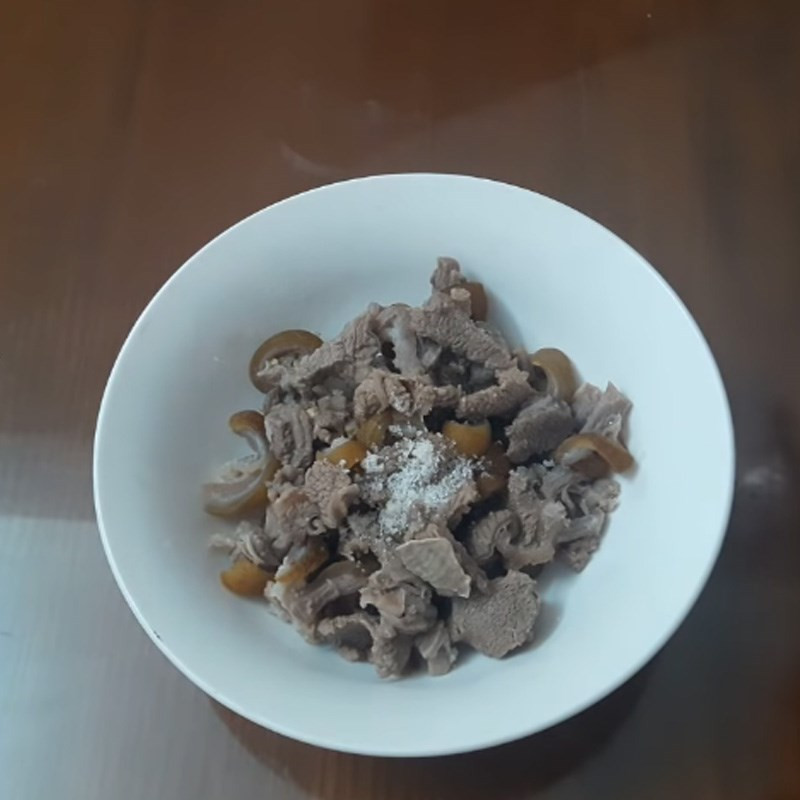 Thịt dê đã thái lát được ướp đều với các loại gia vị cơ bản, chuẩn bị cho quá trình xào nhanh chóng và đậm đà.
