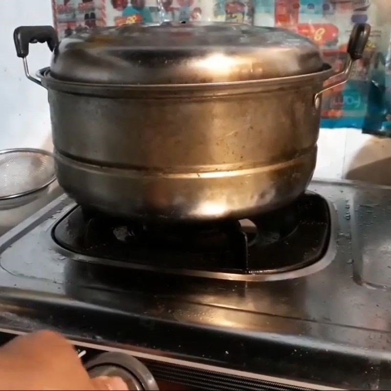 Thịt dê đã ướp gia vị cùng sả được đặt trong nồi hấp, chuẩn bị cho quá trình hấp chín món thịt dê hấp sả.