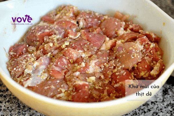 Thịt dê đang được ướp với các loại gia vị đặc trưng để nấu cà ri dê