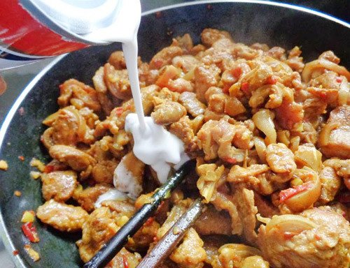 Thịt dê được xào săn trước khi hầm, bước quan trọng trong cách nấu thịt dê hầm