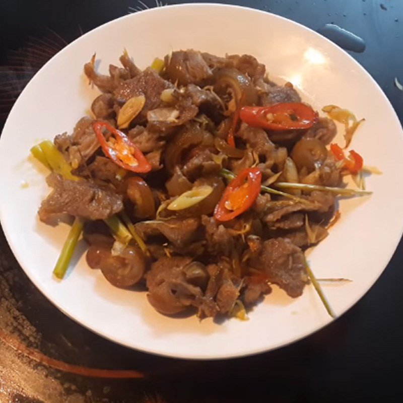 Thịt dê xào sả ớt hoàn thành, sẵn sàng thưởng thức