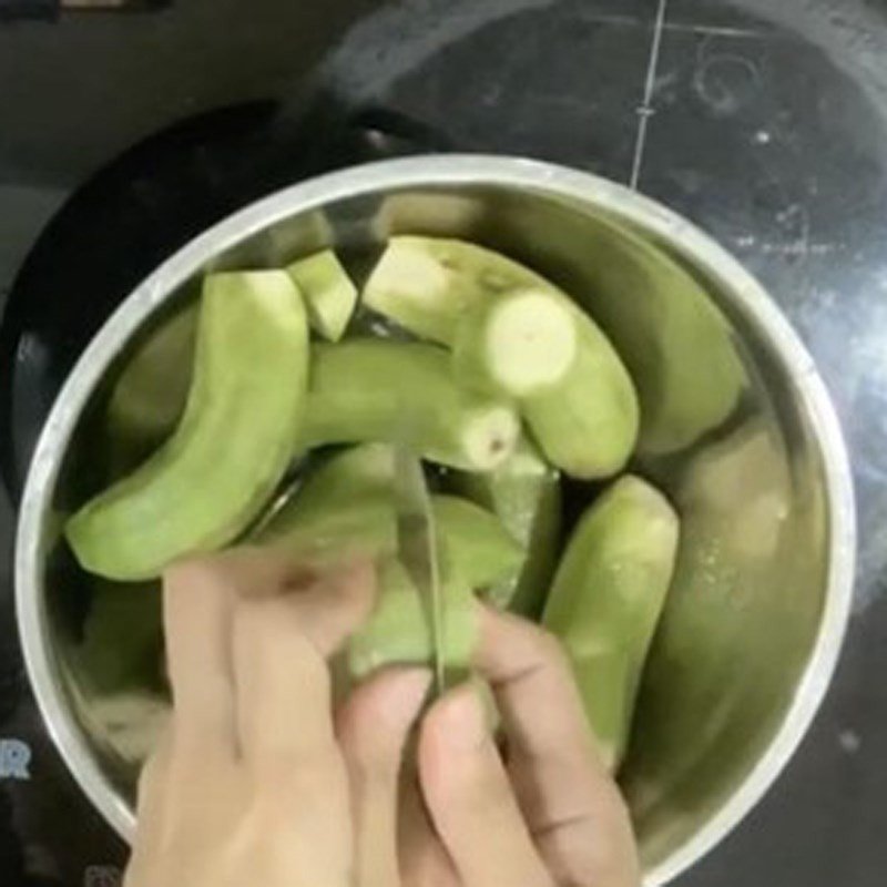 Thịt ếch đã được chặt miếng và ướp đều gia vị để thấm