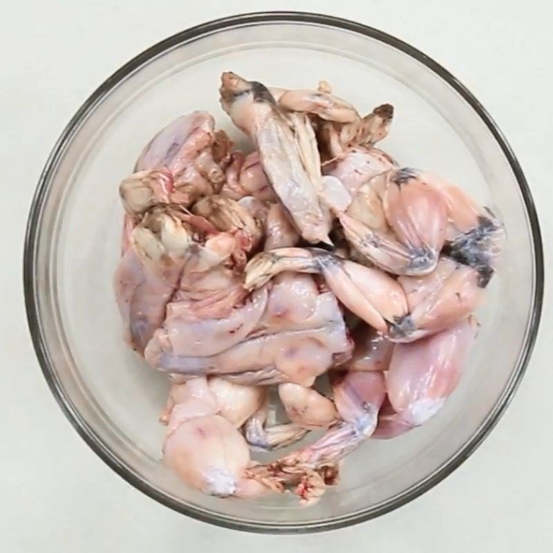 Thịt ếch đã làm sạch đang được ngâm nước muối loãng