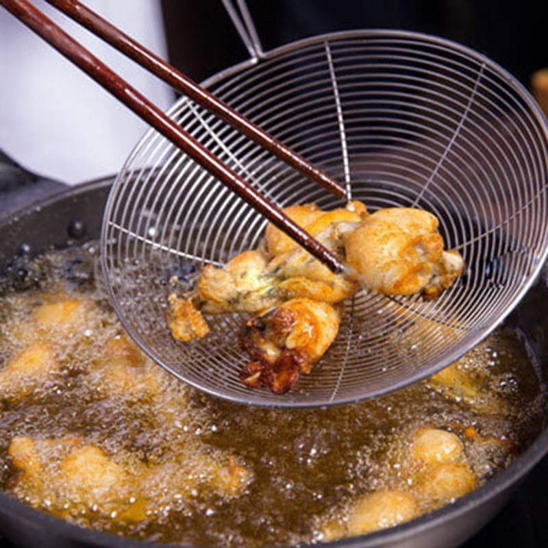 Thịt ếch đang được chiên vàng đều trên chảo