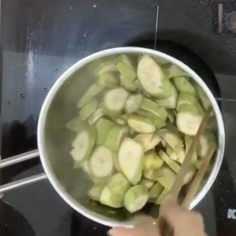 Thịt ếch đang được om cùng chuối xanh và đậu phụ trong nồi