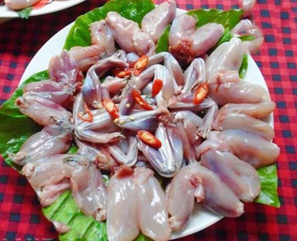 Thịt ếch đang được tẩm ướp gia vị để nấu lẩu ếch măng chua