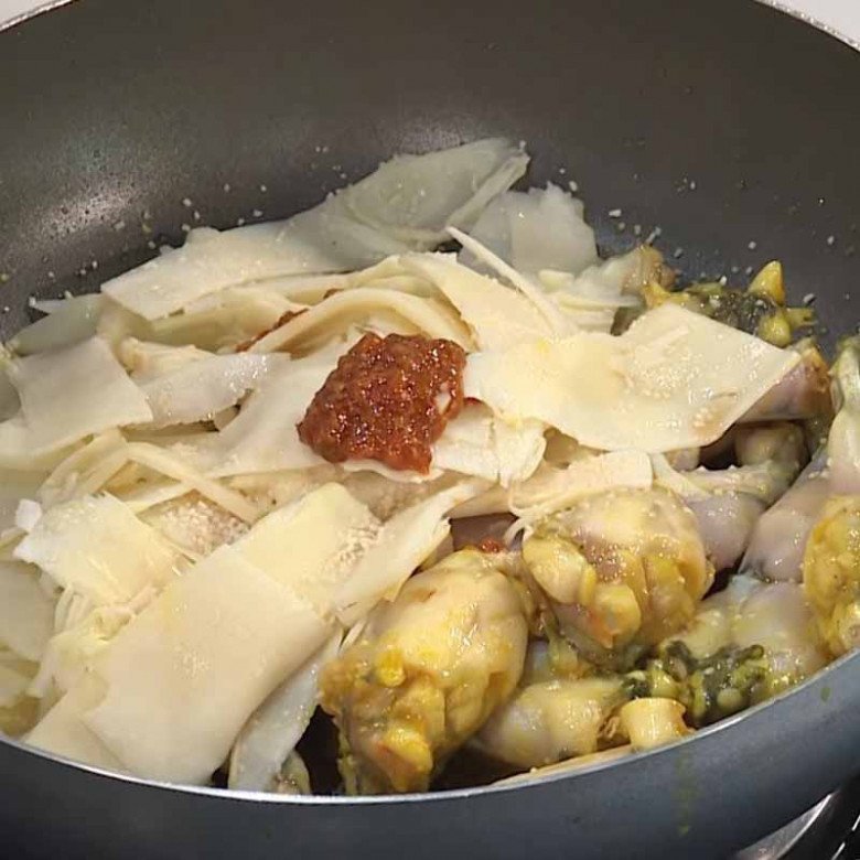 Thịt ếch được thêm vào nồi, xào cùng măng và cà chua để làm lẩu