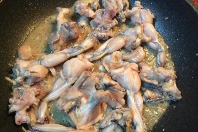 Thịt ếch xào săn cho món lẩu ếch chua ngọt