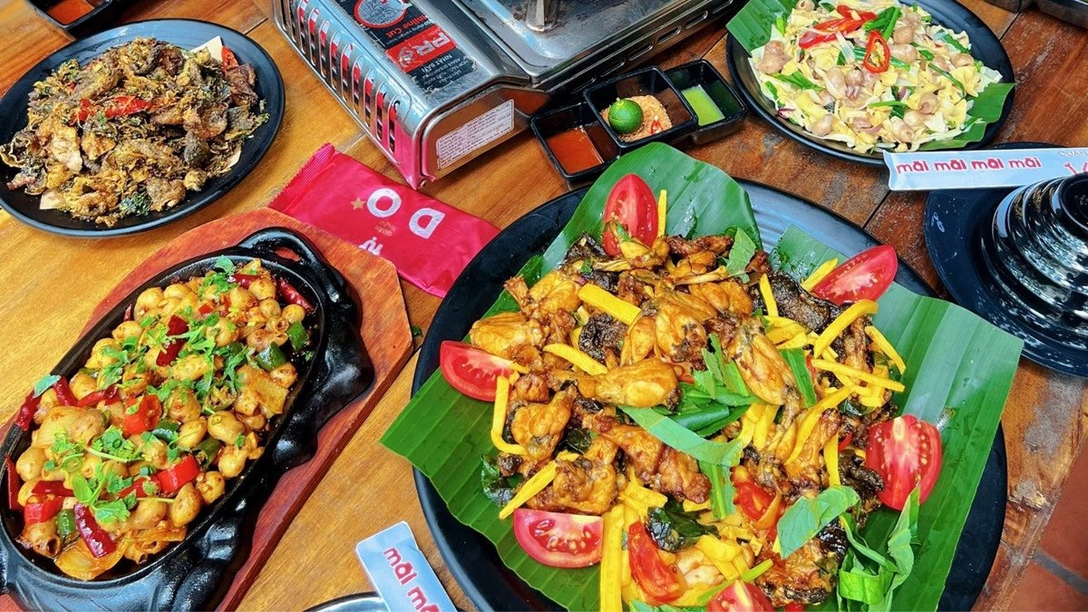 Thịt ếch xào săn cùng măng và gia vị tạo nên hương thơm đặc trưng cho nồi lẩu ếch măng cay