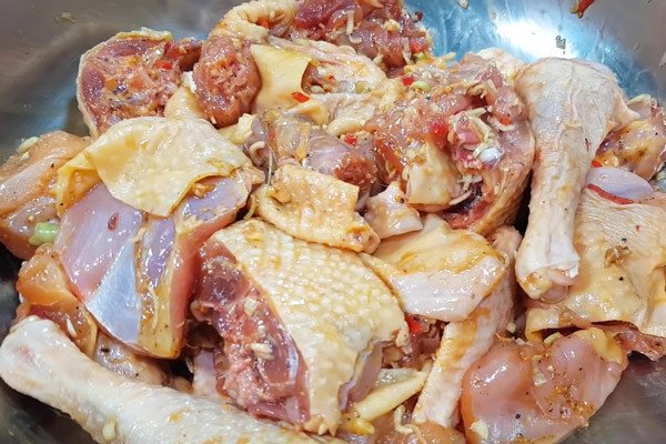 Thịt gà đã chặt miếng vừa ăn và được ướp đều với các loại gia vị đặc trưng cho món xào lăn gà