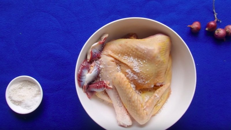 Thịt gà đang được ướp gia vị chuẩn bị cho món miến gà xé