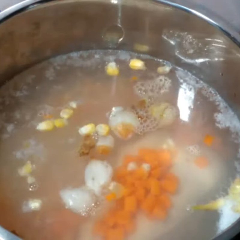 Thịt gà được luộc cùng gia vị