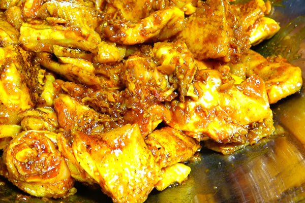 Thịt gà được ướp thấm đều gia vị, sẵn sàng cho công đoạn xào lăn