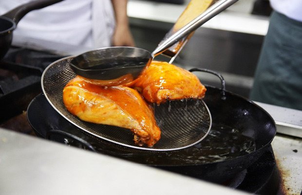 Thịt gà được xối dầu nóng liên tục để tạo lớp da vàng giòn cho món cơm gà xối mỡ