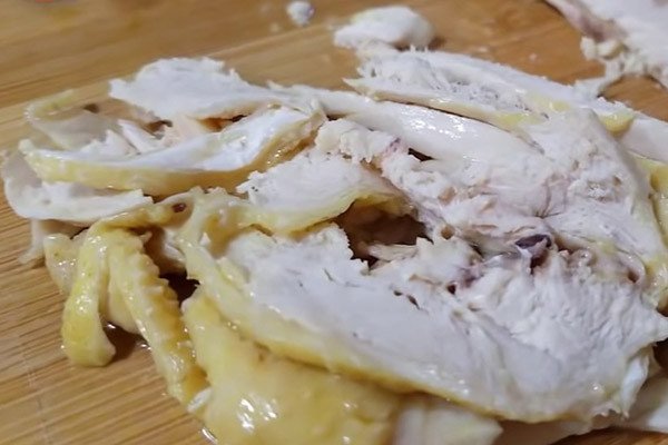 Thịt gà luộc được vớt ra và thái sợi chuẩn bị cho món bún thang Hà Nội