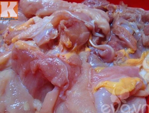 Thịt gà ta đã làm sạch và thái miếng vừa ăn để chuẩn bị xào lăn