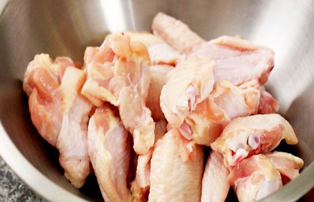 Thịt gà ta được chặt thành miếng vừa ăn, sẵn sàng cho món cơm gà xối mỡ