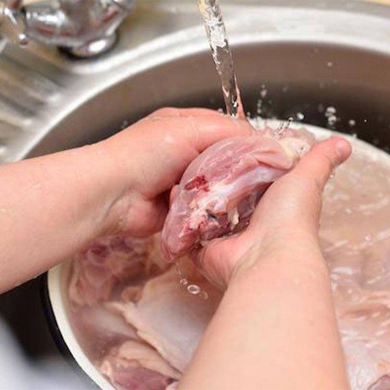 Thịt gà tươi đang được sơ chế sạch sẽ để chuẩn bị nấu cháo gà đậu xanh