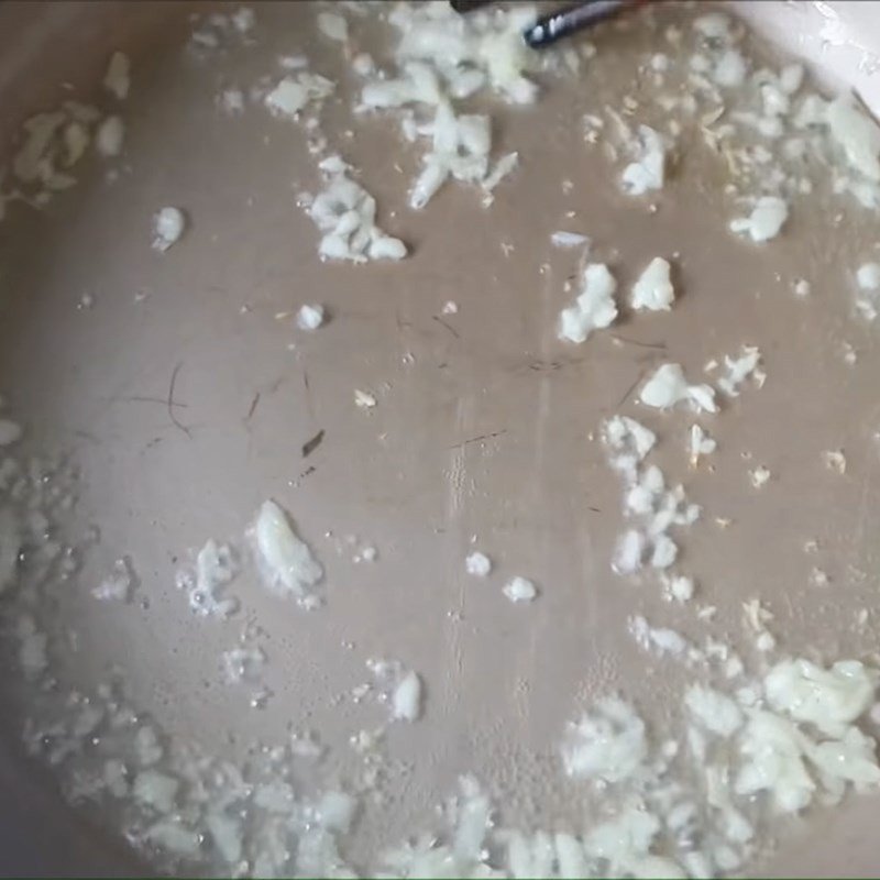 Thịt gà và ớt chuông đang được xào trên chảo