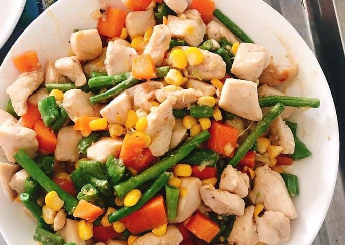 Thịt gà xào rau củ thập cẩm bổ dưỡng, cách làm dễ dàng cho bé