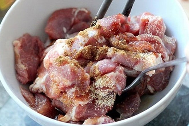 Thịt heo ba rọi được ướp gia vị chuẩn bị nấu mì Quảng