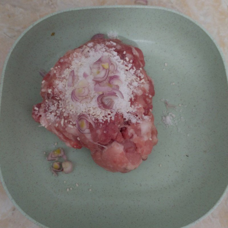 Thịt heo băm đang được ướp gia vị để xào đậu ve