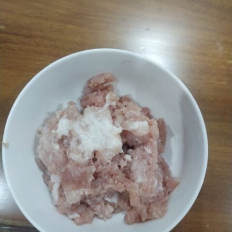 Thịt heo băm nhuyễn chuẩn bị cho món bánh tráng lụi