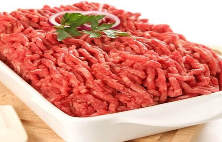 Thịt heo băm nhuyễn chuẩn bị cho món trứng đúc thịt