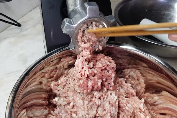 Thịt heo băm tươi ngon chuẩn bị nấu cháo bí đỏ