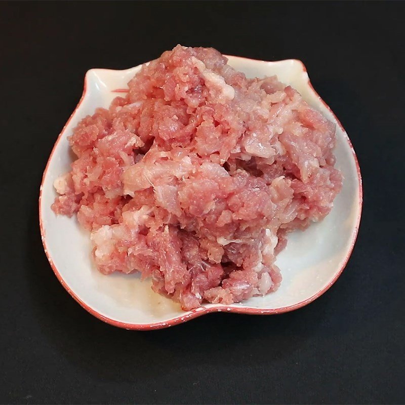 Thịt heo đã được băm nhỏ sẵn sàng để xào