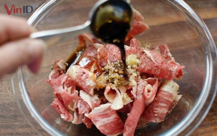 Thịt heo đã thái miếng được ướp gia vị chuẩn bị nấu món sốt cà chua