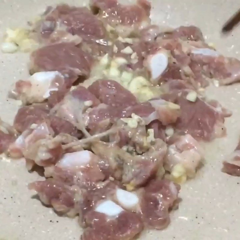 Thịt heo đã ướp được cho vào chảo, xào nhanh tay cho thịt săn lại và chín tới