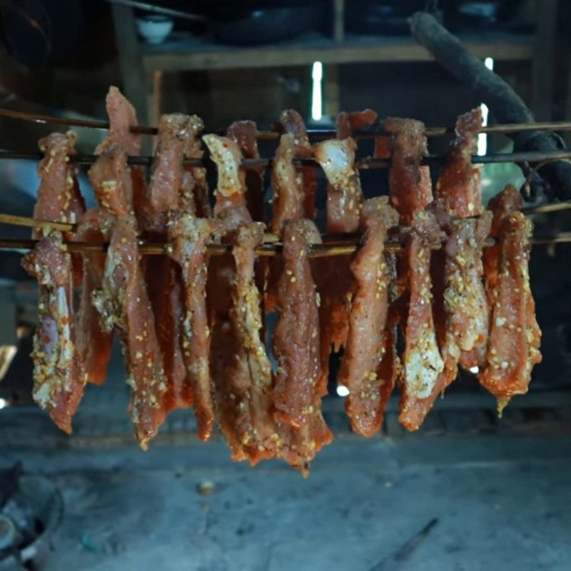 Thịt heo đang được sấy khô trên gác bếp truyền thống