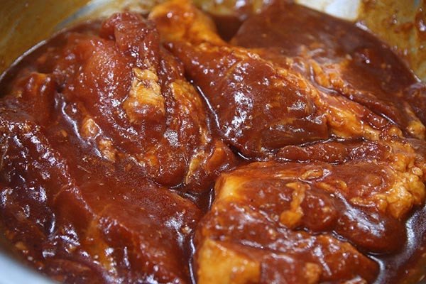 Thịt heo đang được tẩm ướp gia vị chuẩn bị làm xá xíu người Hoa