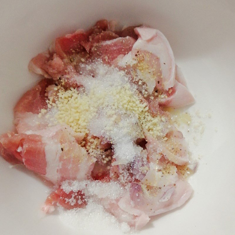 Thịt heo đang được ướp gia vị đậm đà để chế biến món xào đậu rồng