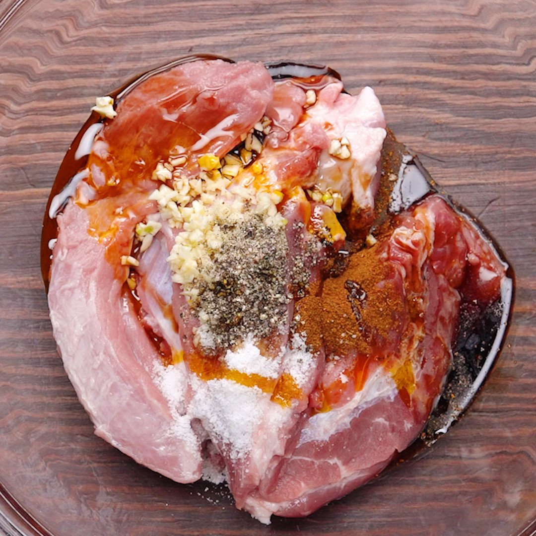 Thịt heo đang được ướp với gia vị xá xíu đậm đà