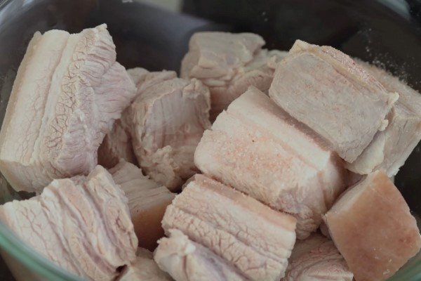 Thịt heo được ướp kỹ càng trước khi chế biến món thịt kho tàu