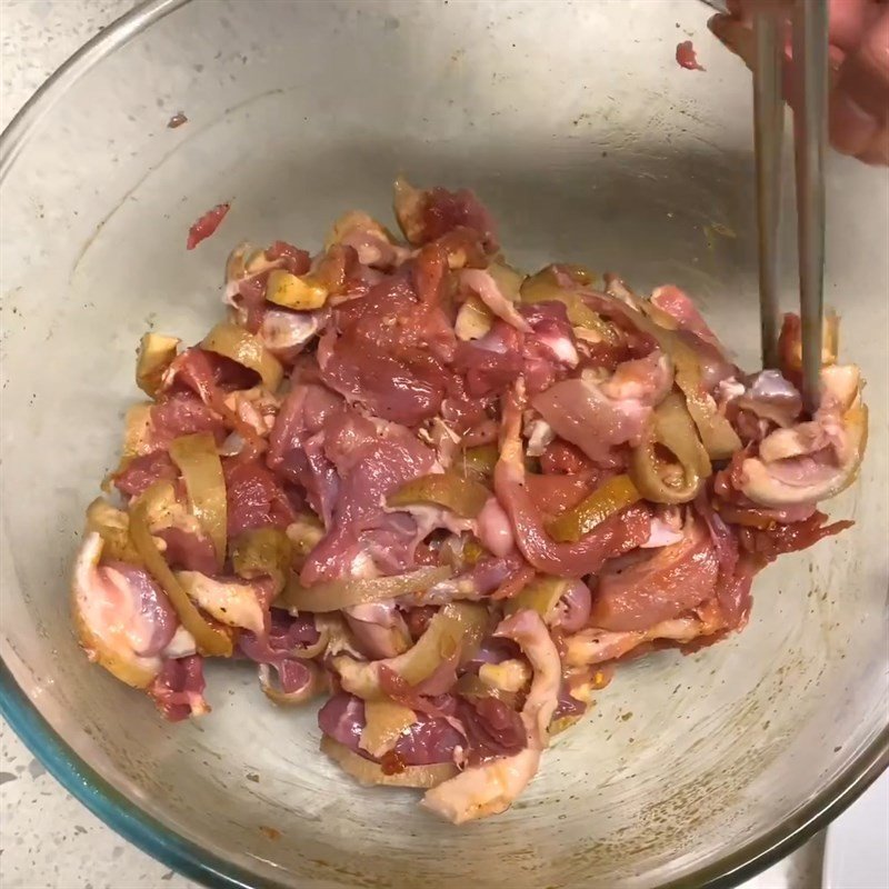 Thịt heo rừng đã được thái lát và đang được ướp với các loại gia vị