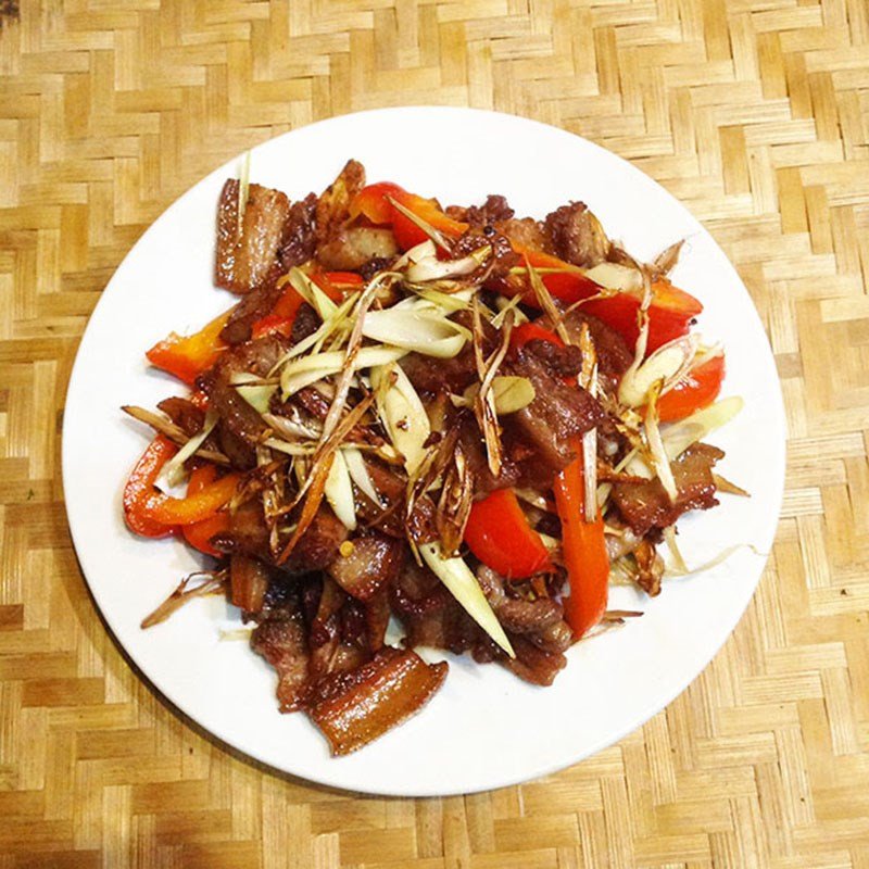 Thịt heo rừng xào sả ớt đã hoàn thành và trình bày