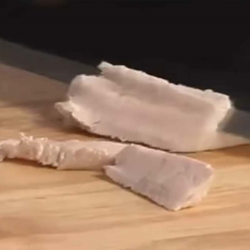 Thịt heo và gà đã luộc, thái lát cho món canh bóng miền Bắc