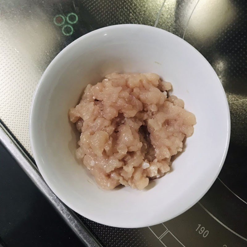 Thịt heo xay được ướp gia vị đậm đà trước khi xào để canh rau má thêm ngon.