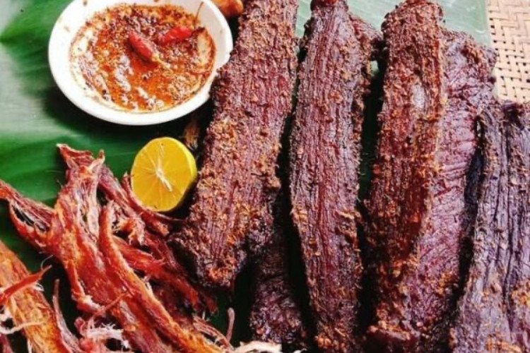 Thịt hun khói Tây Bắc nướng trên than hồng
