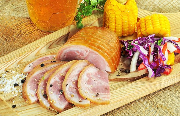 Thịt hun khói thành phẩm được cắt lát mỏng hấp dẫn