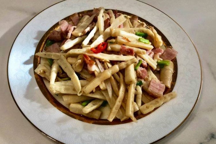 Thịt hun khói xào măng chua hấp dẫn