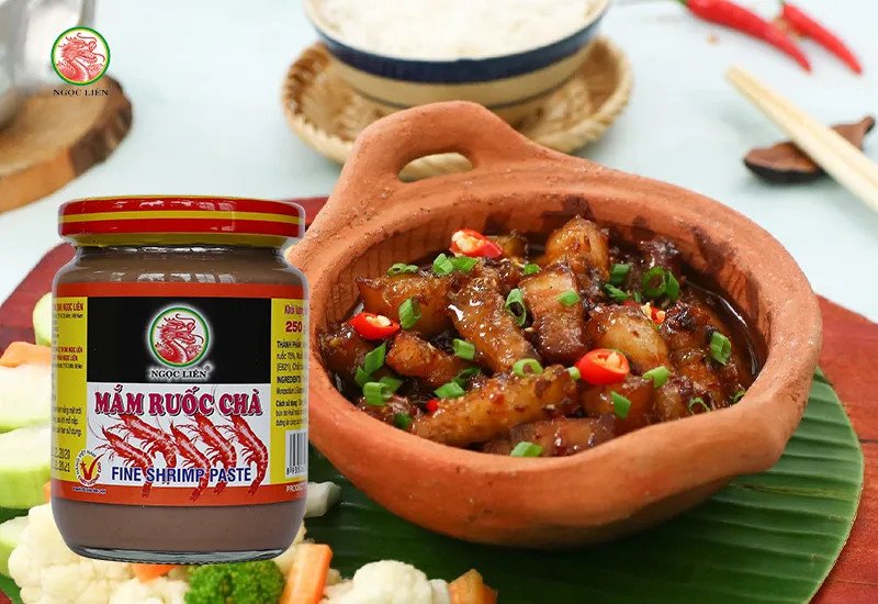 Thịt kho mắm ruốc sả ớt ăn kèm rau sống