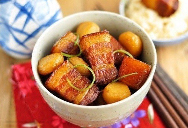 Thịt kho tàu trứng cút hoàn thành với màu sắc hấp dẫn, sẵn sàng thưởng thức