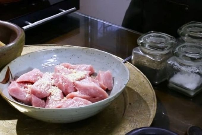 Thịt lợn đã sơ chế và ướp gia vị làm ruốc